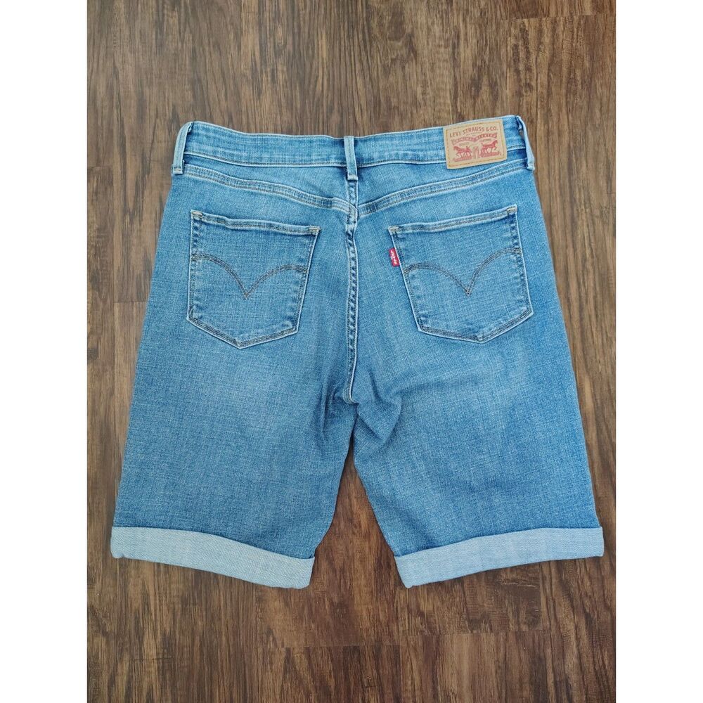 Levi's Women's Mid Rise Cuffed Denim Bermuda Jean Shorts Light Wash Size 28 - Picture 3 of 7